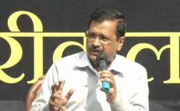 ‘हमने बच्चों के हाथों में कलम और कम्प्यूटर दिए हैं,”वे उन्हें दे रहे हैं बंदूक और नफरत-अरविंद केजरीवाल