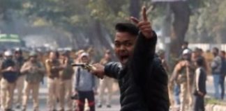 आओ मैं तुम्हें आजादी देता हूं-कहा, जामिया यूनिवर्सिटी के मार्च से पहले शख्स ने चलाई गोली