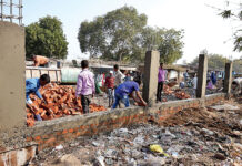 अहमदाबाद में ट्रंप के रास्ते से हटाए गये आवारा कुत्ते और नीलगाय, पान की दुकानें सील