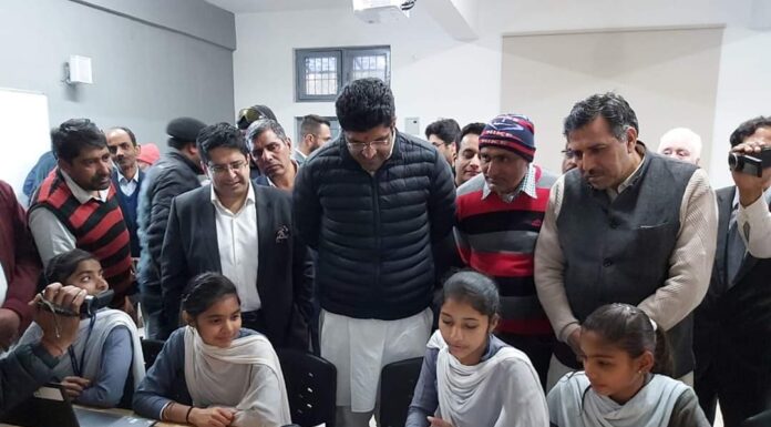 उप-मुख्यमंत्री दुष्यत चौटाला ने झांझ कलां गांव में किया आधुनिक स्किल लैब का उद्घाटन