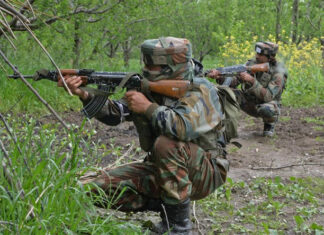 पाकिस्तानी सैनिकों की गोलाबारी में एक ग्रामीण की मौत, चार घायल