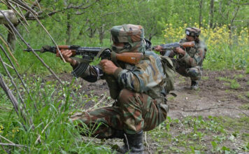 पाकिस्तानी सैनिकों की गोलाबारी में एक ग्रामीण की मौत, चार घायल