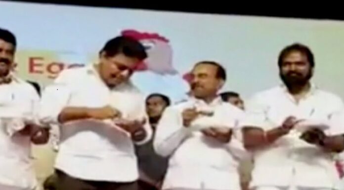 मुर्गे से कोरोना वायरस होने का बात फैली तो तेलंगाना के मंत्रियों ने स्टेज पर खाया चिकन
