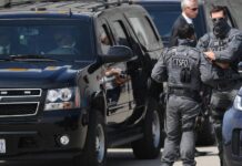 ट्रंप के सुरक्षाकर्मी अपने साथ ला रहे हैं हथकड़ी, भारत में इस पर लगा है बैन