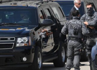 ट्रंप के सुरक्षाकर्मी अपने साथ ला रहे हैं हथकड़ी, भारत में इस पर लगा है बैन