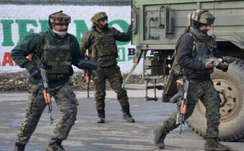 जम्मू-कश्मीर के पुलवामा में सुरक्षा बलों संग हुई मुठभेड़ में 3 आतंकी ढेर