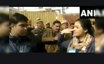 कांग्रेस उम्मीदवार अलका लांबा और आम आदमी पार्टी (AAP) के कार्यकर्ता के बीच झड़प