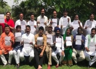 बेंगलुरु में मौजूद 22 बागी कांग्रेस विधायकों की निगरानी भाजपा के एक विधायक कर रहे हैं