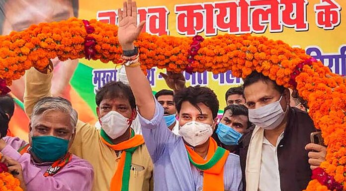 आखिर क्यों गिराई कमलनाथ सरकार, सिंधिया को नौ महीने बाद भी देनी पड़ रही सफाई