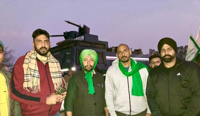 किसानों के मददगार बने भारतीय कबड्डी दल के खिलाड़ी, कोई धो रहा कपड़ा तो कोई पका रहा लंगर