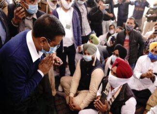 किसानों से मिलने पहुंचे केजरीवाल, यूपी में अखिलेश यादव हिरासत में