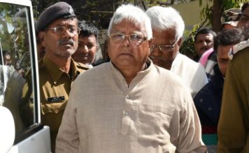 लालू यादव परिवार के 17 ठिकानों पर सीबीआई के छापे