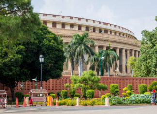 संसद की सुरक्षा में चूक : सांसदों के निजी सहायकों और दर्शकों के आने पर लगाई गई रोक : सूत्र