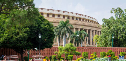 संसद की सुरक्षा में चूक : सांसदों के निजी सहायकों और दर्शकों के आने पर लगाई गई रोक : सूत्र