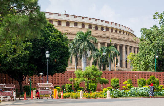 संसद की सुरक्षा में चूक : सांसदों के निजी सहायकों और दर्शकों के आने पर लगाई गई रोक : सूत्र